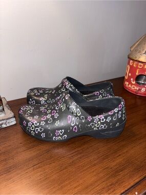 Anywear Women's Black Lucky Love Printed Slip-On Clogs Nurse medical Size 7